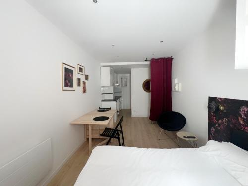 une chambre avec un lit et un bureau dans l'établissement Le Stalingrad - Gare - Centre, à Toulouse