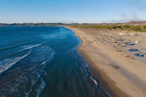 an aerial view of a beach with umbrellas and the ocean at Perla Penthouse - Happy Rentals in Mullini i Danit