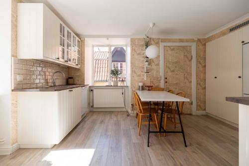une cuisine et une salle à manger avec une table et des chaises dans l'établissement Beautiful 3 bedroom apartment in heart of Visby, à Visby