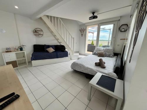 - un salon avec un lit et un escalier dans l'établissement Appartement paris Disneyland, à Bussy-Saint-Georges