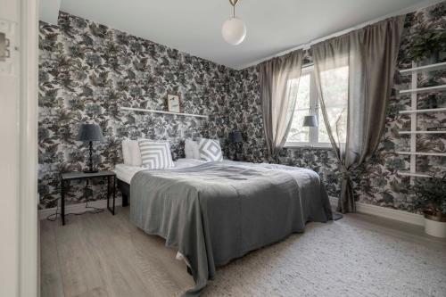 a bedroom with a bed and floral wallpaper at Lovely 2 bedroom apartment in Visby in Visby