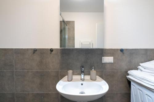 a bathroom with a sink and a mirror at FarawayHomes Studio Fohnsdorf #11 in Fohnsdorf