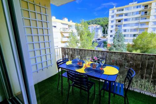 une table bleue et des chaises sur un balcon dans l'établissement LE CLERVILLE Rénové Terrasse Climatisation Parking, à Sète