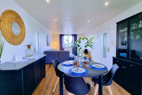 Il comprend une cuisine avec une table et des chaises ainsi qu'un salon. dans l'établissement LE CLERVILLE Rénové Terrasse Climatisation Parking, à Sète