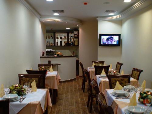 TV a/nebo společenská místnost v ubytování Mali Hotel BaMBiS