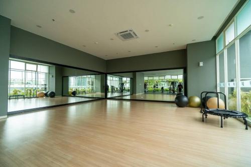 Salle ou équipements de sports de l'établissement 2BR at central city view Thamrin residence Netflix
