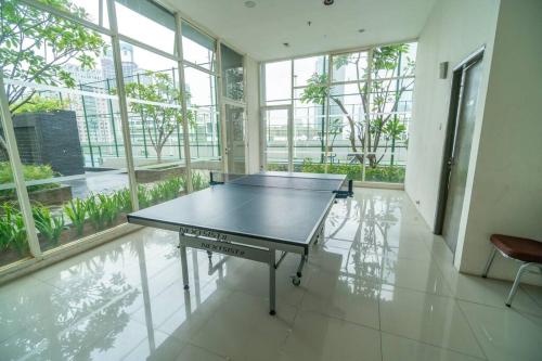 Tennis de table au sein de l'établissement 2BR at central city view Thamrin residence Netflix ou à proximité