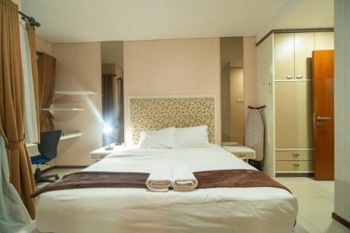 Un ou plusieurs lits dans un hébergement de l'établissement 2BR at central city view Thamrin residence Netflix