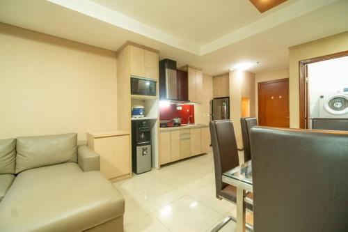 Cuisine ou kitchenette dans l'établissement 2BR at central city view Thamrin residence Netflix