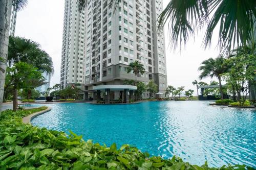 Piscine de l'établissement 2BR at central city view Thamrin residence Netflix ou située à proximité