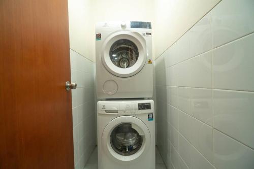 Photo de la galerie de l'établissement 2BR at central city view Thamrin residence Netflix, à Jakarta
