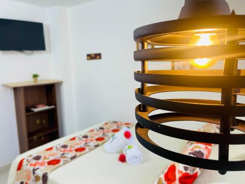 une lampe assise au-dessus d'une table dans l'établissement Araucarias Hotel Guatapé, à Guatapé