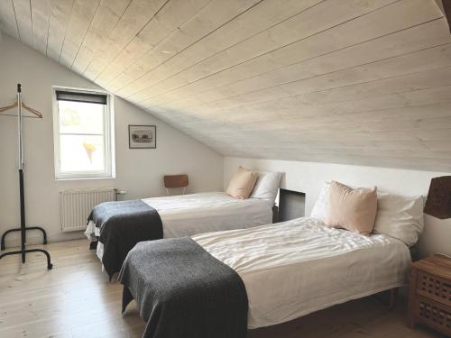 ヴィスビーにあるCozy and bright 3-bedroom APT in Visbyのベッドが2つと窓のある部屋