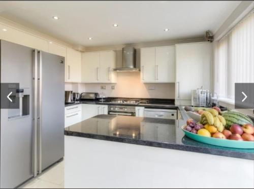 a kitchen with a bowl of fruit on the counter at Entire cosy Apartment in a quiet lovely area with parking in Wellingborough