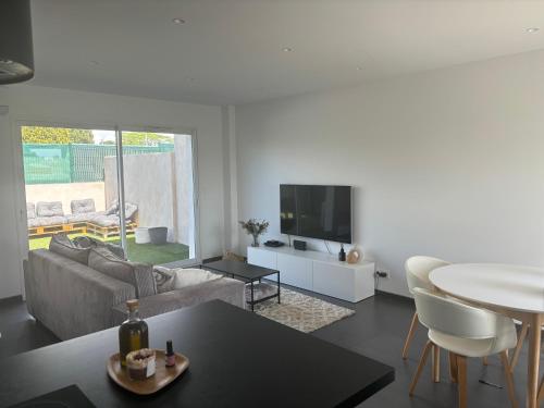 un salon avec un canapé et une table dans l'établissement Maison Port de bouc, à Port-de-Bouc