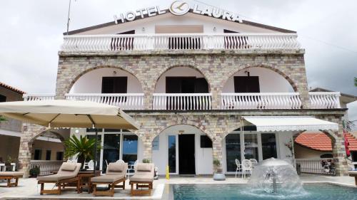 Bazén v ubytování Hotel Laura nebo v jeho okolí