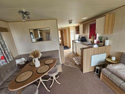 Kuchyň nebo kuchyňský kout v ubytování 3 bedroom caravan close to beach and fantasy island