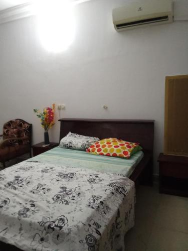 เตียงในห้องที่ Résidence Studio meublée