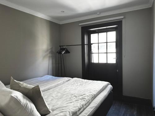Un dormitorio con una cama y una ventana y una lámpara. en Wonderful two bedroom apartment in Visby, en Visby