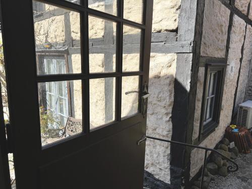 una puerta abierta a un edificio de piedra con ventana en Wonderful two bedroom apartment in Visby, en Visby