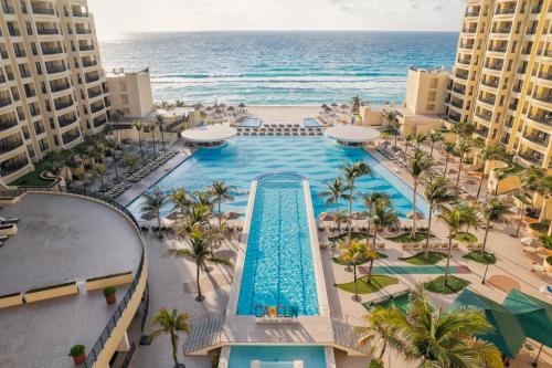 an aerial view of the pool at the paradiso resort at Holiday Inn Club Vacations The Royal Sands All Inclusive in Cancún