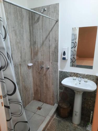 Ένα μπάνιο στο lopez480 habitaciones
