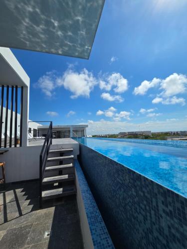 vista sulla piscina da una casa di Cozy Studio Aldea Zama Tulum WIFI Alberca a Tulum