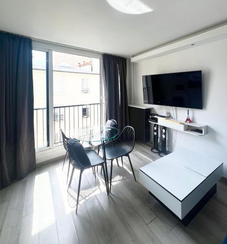 Apartment Like HOME with AC, Arc de Triomphe, Champs Élysées, Tour Eiffel