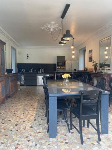 une salle à manger avec une table et des chaises bleues dans l'établissement Le Domaine Des Roses Normandie Foulognes, à Foulognes