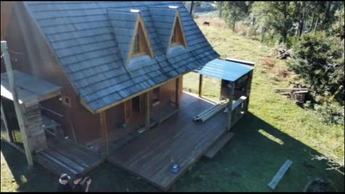 an aerial view of a house with a roof at Chalé Rio de Areia in Rio Rufino