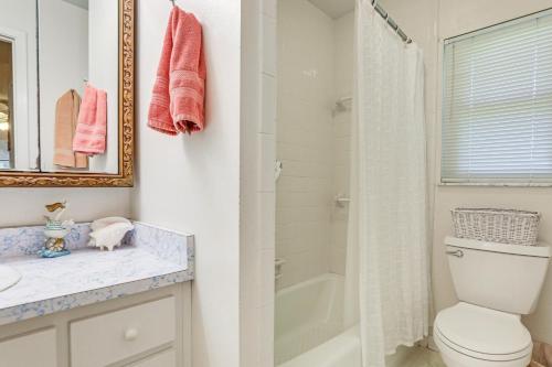 a bathroom with a toilet and a shower at Lakefront Frostproof Vacation Rental with Beach! in Frostproof