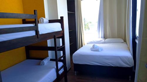 Dos literas en una habitación con ventana. en wonderful sea view San Andres island, en San Andrés