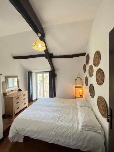 une chambre avec un lit blanc et une fenêtre dans l'établissement Domaine de Lann Kerhuerh, à La Chapelle-Neuve