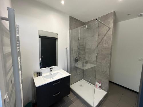 Salle de bains dans l'établissement Appartement T2 vue sur le Canigou