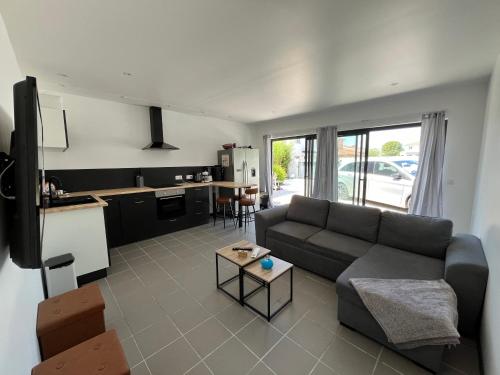 un salon avec un canapé et une table dans l'établissement Appartement T2 vue sur le Canigou, à Saint-Jean-Pla-de-Corts