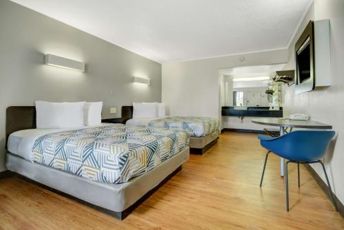 Postel nebo postele na pokoji v ubytování Motel 6-Lima, OH