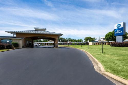a parking lot in front of a gas station at Best Western Catalina Inn in Tuscaloosa