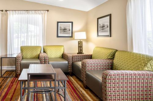 a living room with two couches and a table at Best Western Catalina Inn in Tuscaloosa