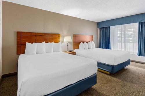 Katil atau katil-katil dalam bilik di Best Western Thunderbird Motel