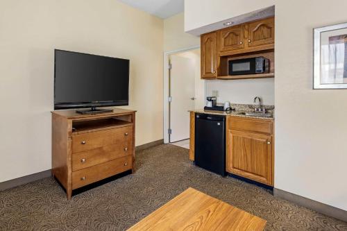 Dapur atau dapur kecil di Best Western Thunderbird Motel