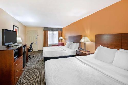 TV a/nebo společenská místnost v ubytování Best Western Snyder Inn