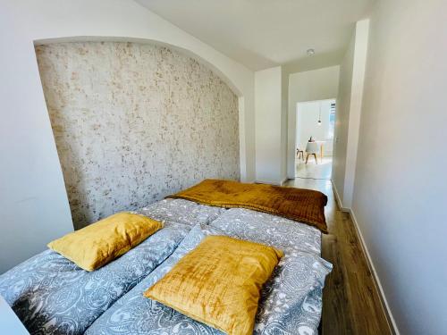a bedroom with a bed with two pillows on it at Zentrale moderne Unterkunft mitten in Meissen No 2 in Meißen