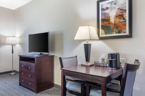 TV o dispositivi per l'intrattenimento presso Best Western Plus Mansfield Inn & Suites
