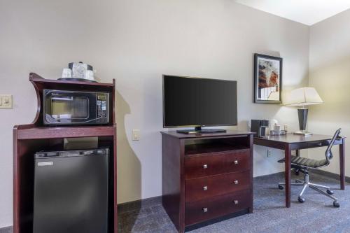 Cucina o angolo cottura di Best Western Plus Mansfield Inn & Suites