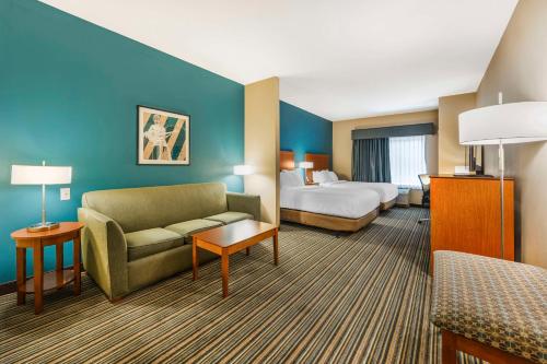 Cama ou camas em um quarto em Best Western Plus Tuscumbia/Muscle Shoals Hotel & Suites