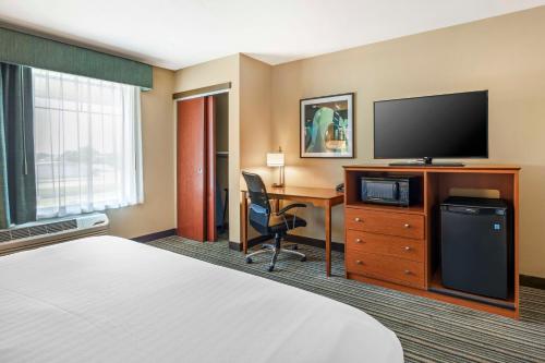 TV a/nebo společenská místnost v ubytování Best Western Plus Tuscumbia/Muscle Shoals Hotel & Suites