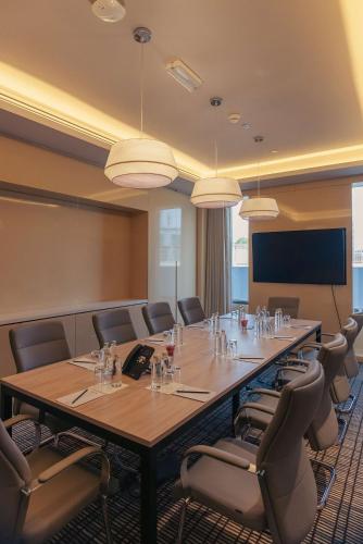 a conference room with a large table and chairs at Radisson Blu Hotel Riyadh Convention and Exhibition Center in Riyadh