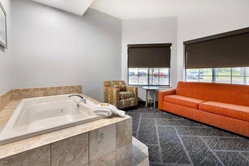 Posezení v ubytování Best Western Plus Appleton Airport Mall Hotel