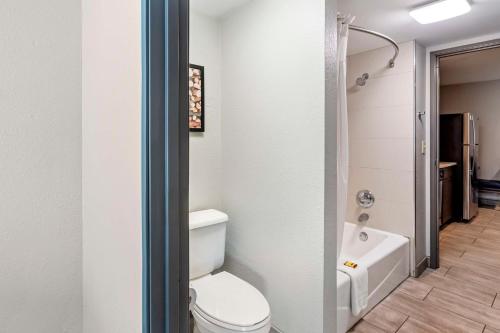 a bathroom with a toilet and a bath tub at Best Western Plus Bourbonnais Hotel & Suites in Bourbonnais