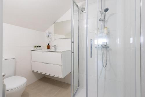 un bagno bianco con doccia e WC di Casa Joaquina a Carreço